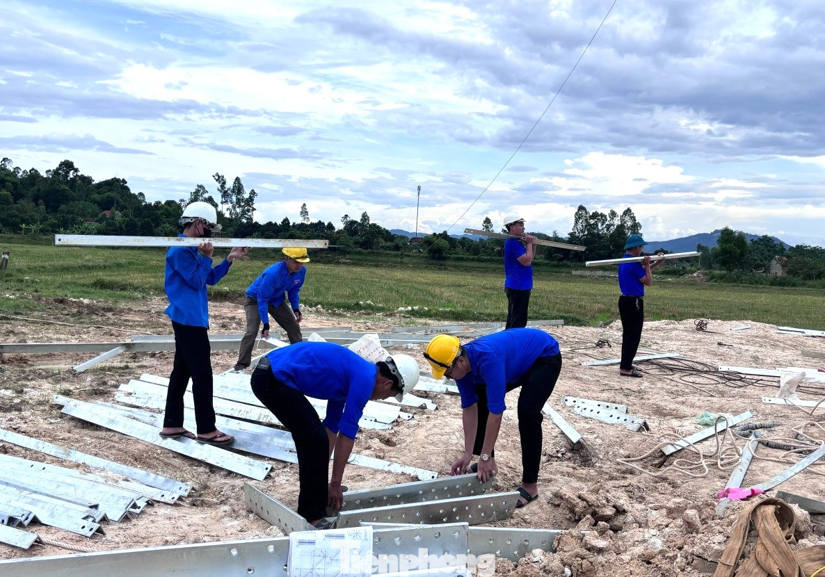 Anh Đặng Văn Trung - Bí thư Huyện đoàn Nam Đàn (Nghệ An) cho biết, toàn huyện có 4 vị trí giao chéo cần sự hỗ trợ của đoàn viên thanh niên phân luồng giao thông và 8 vị trí khoảng néo cần hỗ trợ giải phóng hành lang tuyến đường dây. Để hỗ trợ lực lượng thi công, Ban Chỉ đạo đợt thi đua cao điểm đã thành lập 12 đội hình với sự tham gia của 180 đoàn viên, thanh niên toàn huyện.