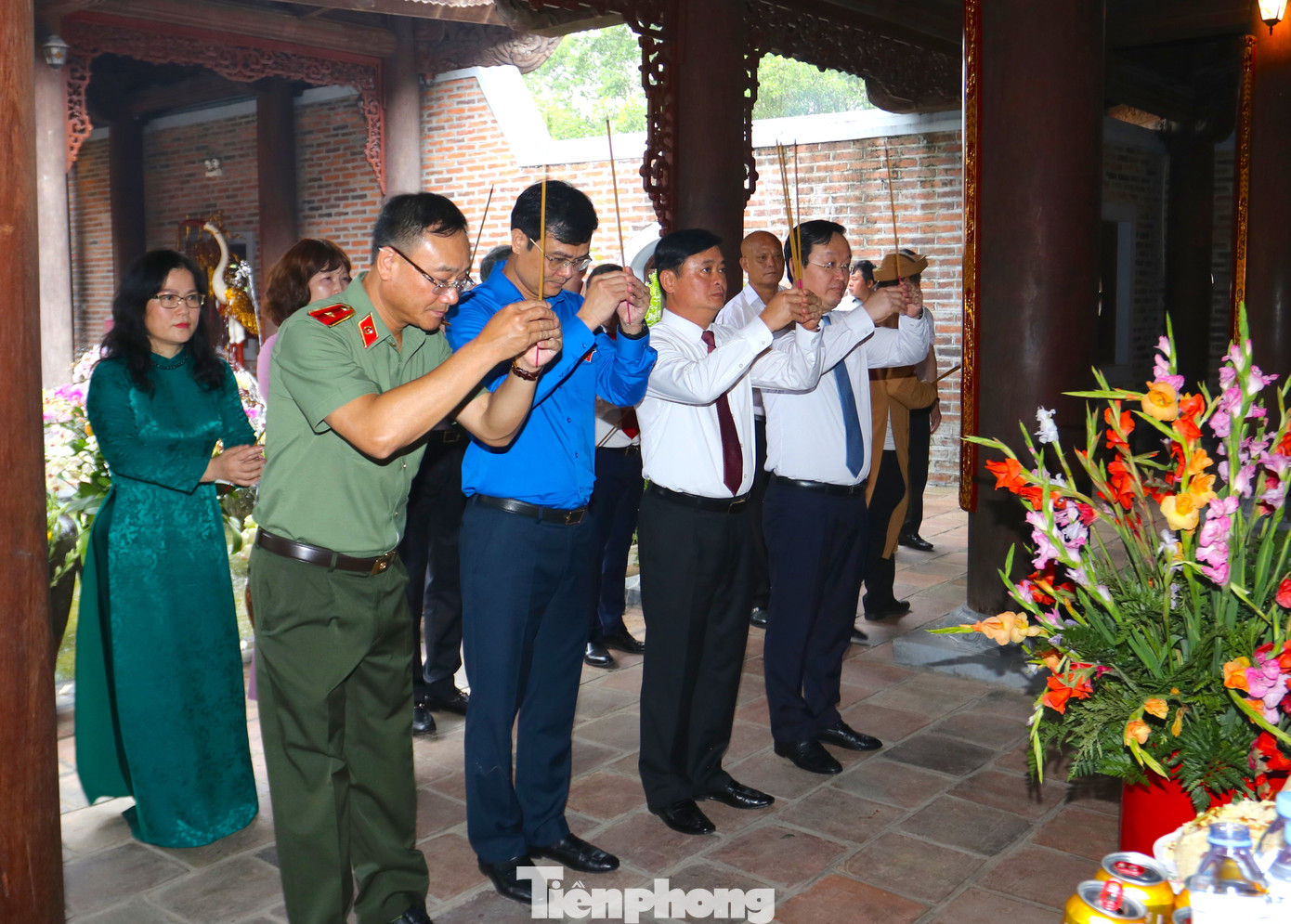 Các đại biểu dâng hương tại Đền thờ gia tiên Chủ tịch Hồ Chí Minh. Các đại biểu dâng hương tại Đền thờ gia tiên Chủ tịch Hồ Chí Minh.