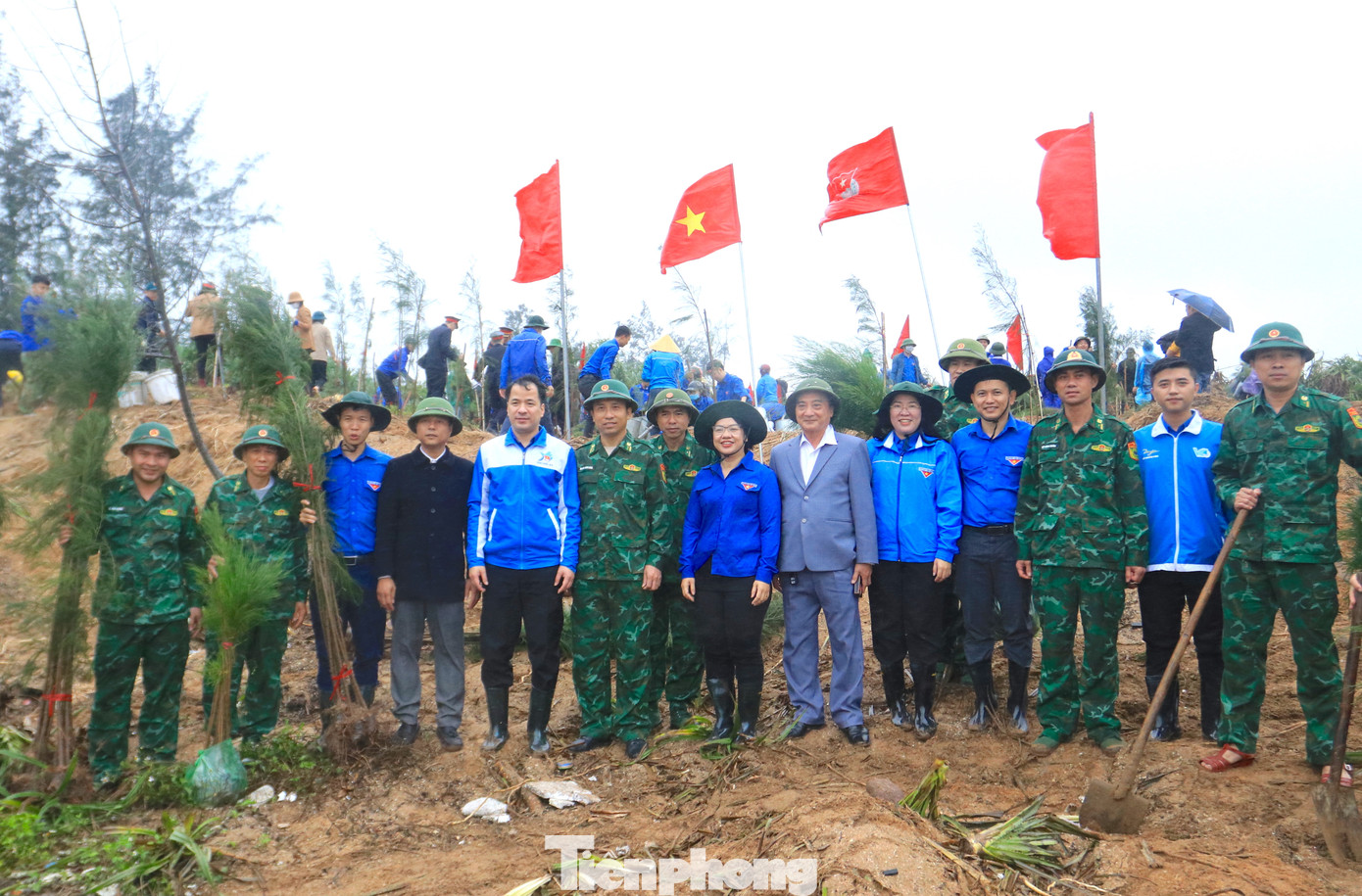 Các đại biểu chụp ảnh lưu niệm. Các đại biểu chụp ảnh lưu niệm.