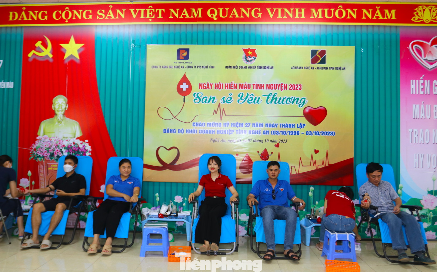 Các đoàn viên thanh niên tham gia hiến máu, san sẻ yêu thương. Các đoàn viên thanh niên tham gia hiến máu, san sẻ yêu thương.