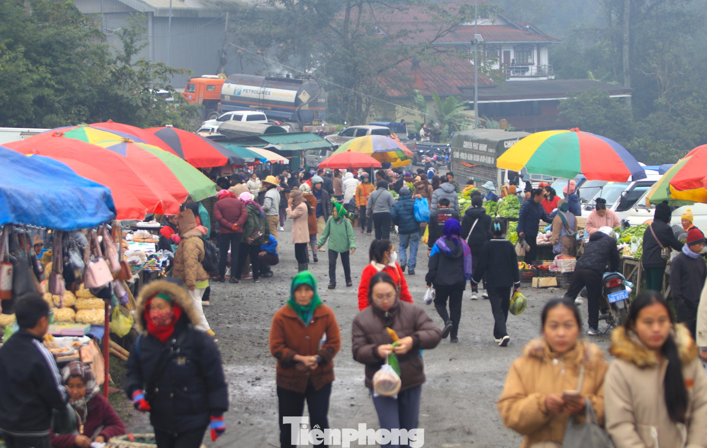 Chính sự tập nập và độc đáo, phiên chợ thu hút rất đông tiểu thương, du khách Việt Nam và Lào ghé tham quan, mua sắm. Chính sự tập nập và độc đáo, phiên chợ thu hút rất đông tiểu thương, du khách Việt Nam và Lào ghé tham quan, mua sắm.