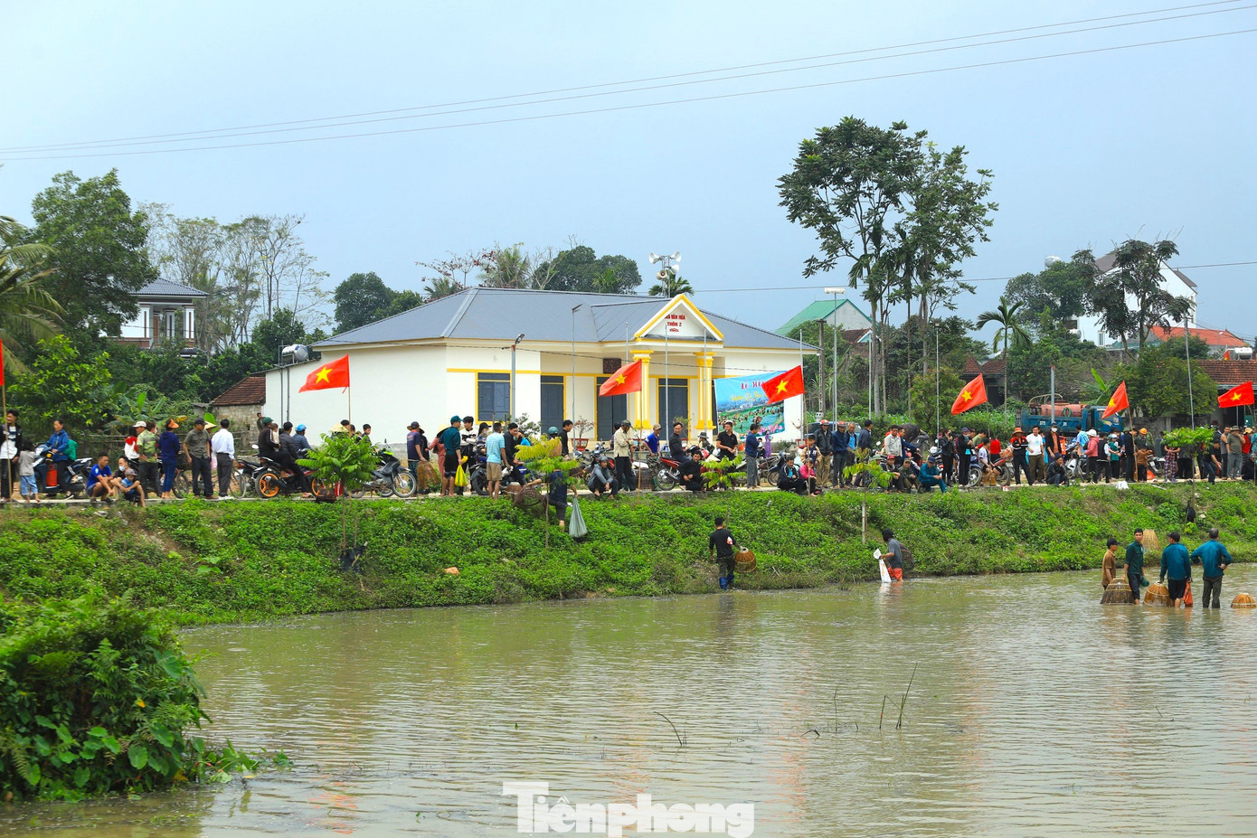 Đứng trên bờ, cả nghìn người hò reo cổ vũ cho các nơm thủ.