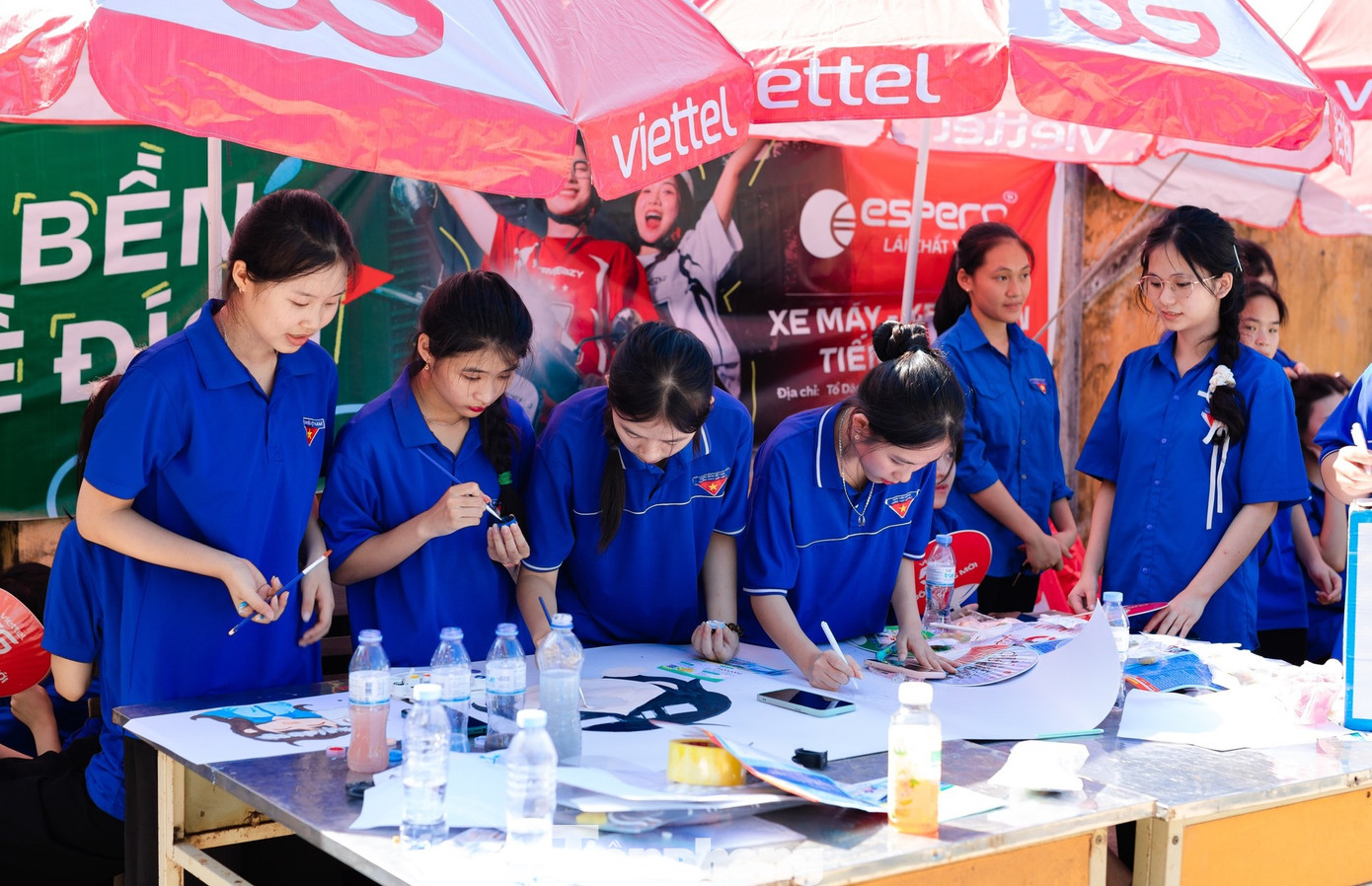 Ngoài việc hỗ trợ thí sinh, các nữ đoàn viên tại điểm thi trường THPT Anh Sơn 1 (huyện Anh Sơn, Nghệ An) còn vẽ nhiều bức tranh, lời động viên để cổ vũ tinh thần, giúp các sĩ tử có thêm niềm tin chiến thắng trong kỳ thi. Ảnh: Rạng Đông