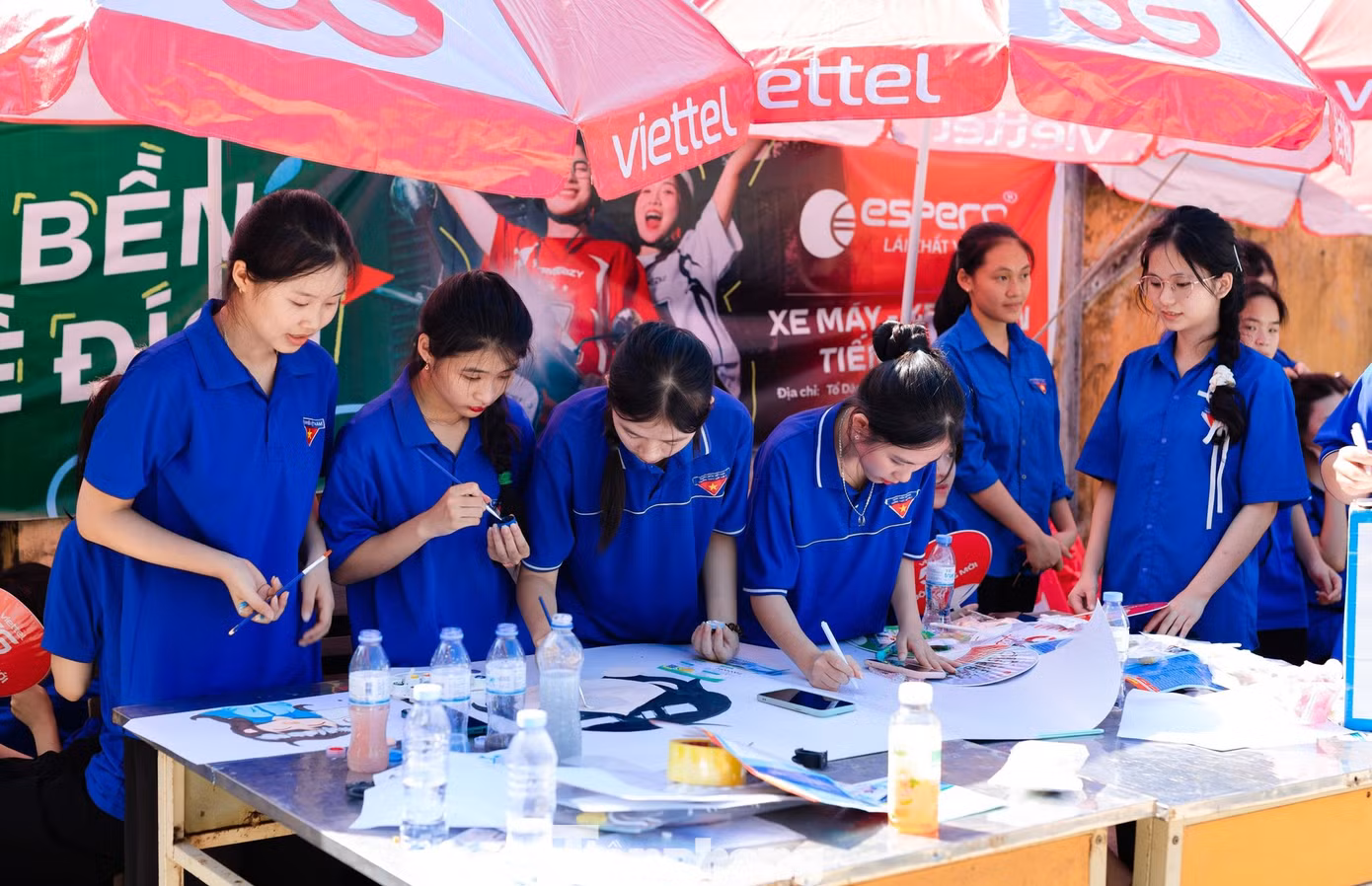 Ngoài việc hỗ trợ thí sinh, các nữ đoàn viên tại điểm thi trường THPT Anh Sơn 1 (huyện Anh Sơn, Nghệ An) còn vẽ nhiều bức tranh, lời động viên để cổ vũ tinh thần, giúp các sĩ tử có thêm niềm tin chiến thắng trong kỳ thi. Ảnh: Rạng Đông