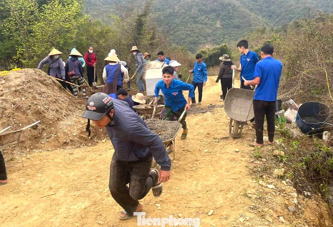Ngoài san nền, dựng nhà, các đoàn viên thanh niên huyện Kỳ Sơn còn phối hợp với lực lượng chức năng san gạt, đổ bê tông làm đường, góp phần cải thiện hạ tầng giao thông, giúp người dân đi lại thuận tiện hơn.