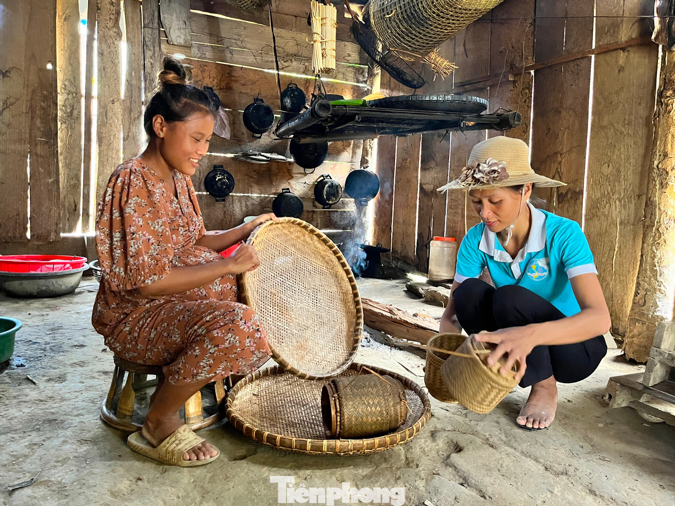 Ngoài ngăn chặn mua bán người và tuyên truyền, phổ biến kiến thức pháp luật, tổ công tác còn giúp đỡ, hướng dẫn các bà bầu kiếm thêm thu nhập cho gia đình bằng cách đan lát, làm đồ thủ công trong thời gian ở nhà chờ sinh con.