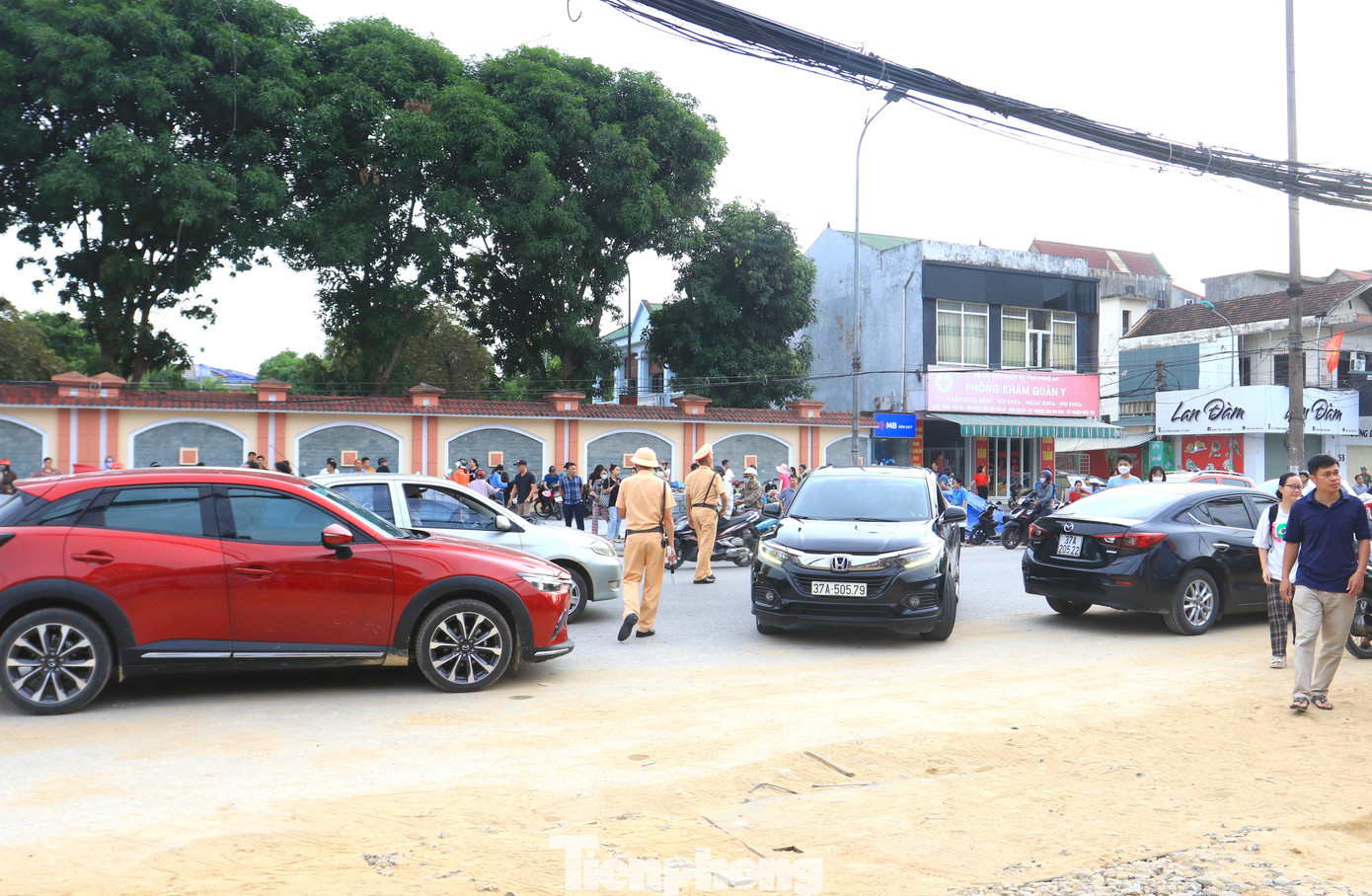 Tại cổng điểm thi trường THPT Huỳnh Thúc Kháng nằm trên đường Lê Hồng Phong (thành phố Vinh, Nghệ An), mỗi lúc giờ vào thi và kết thúc buổi thi đều có rất đông phụ huynh và thí sinh ra vào trường. Đặc biệt, lưu lượng phương tiện tham gia trên tuyến đường nhiều khiến giao thông tại đây luôn bị hỗn loạn, ách tắc.