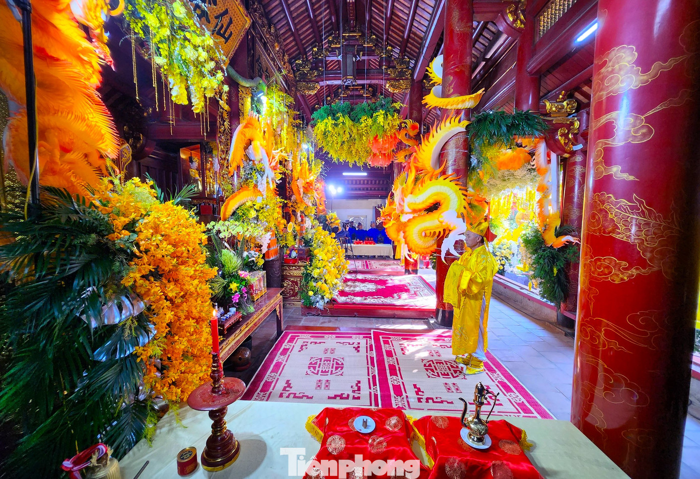 Hàng năm, tại đền có 2 ngày lễ quan trọng và lớn nhất là Lễ hội rước sắc vào ngày 14/3 và Lễ giỗ ông Hoàng Mười vào ngày 10/10 âm lịch. Ngoài ra, những ngày rằm, đầu tháng, du khách thập phương thường xuyên hành hương về đền để cúng bái, cầu khấn.