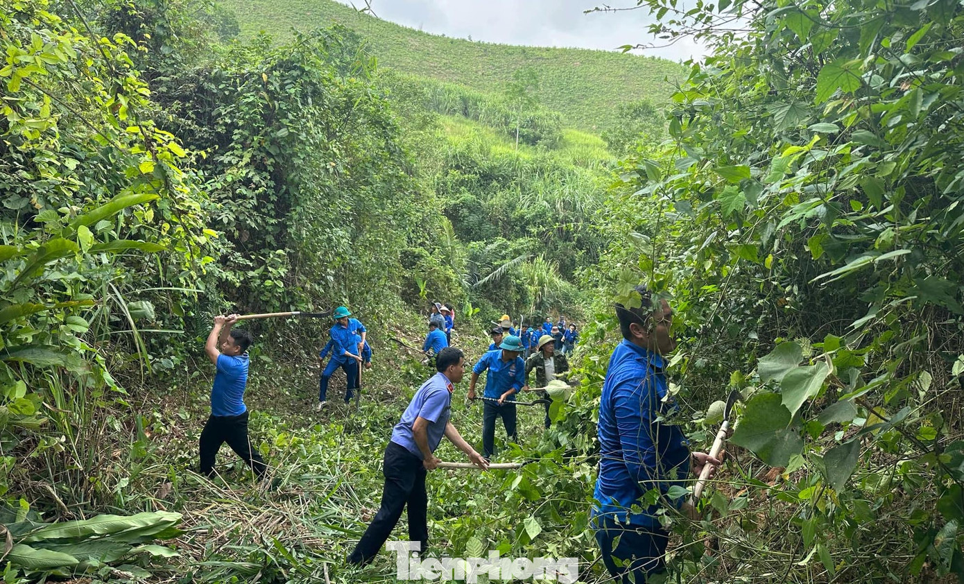 Các đoàn viên bất chấp nắng nóng, nhiệt tình tham gia phát quang các hệ thống đường điện.