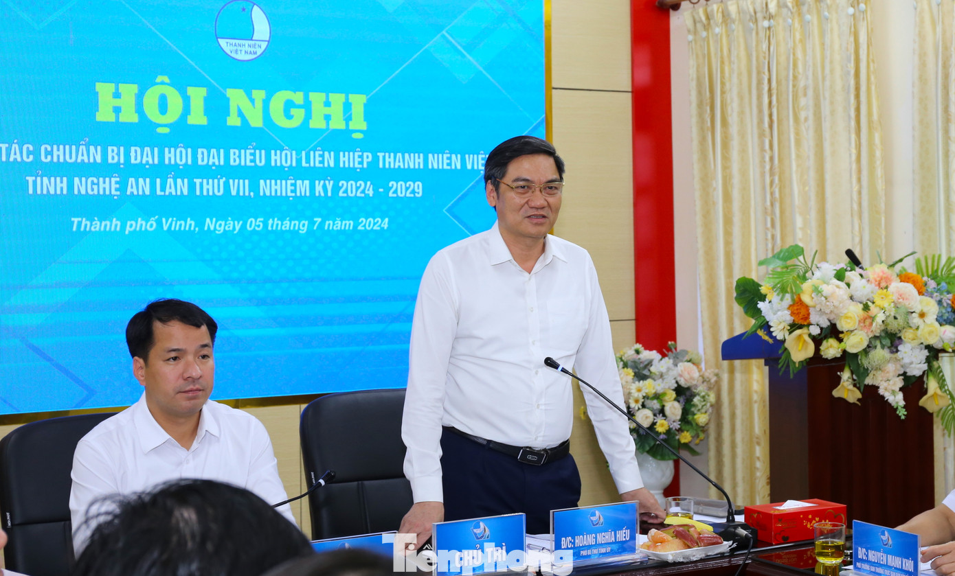 Ông Hoàng Nghĩa Hiếu - Phó Bí thư Tỉnh ủy Nghệ An phát biểu tại hội nghị.