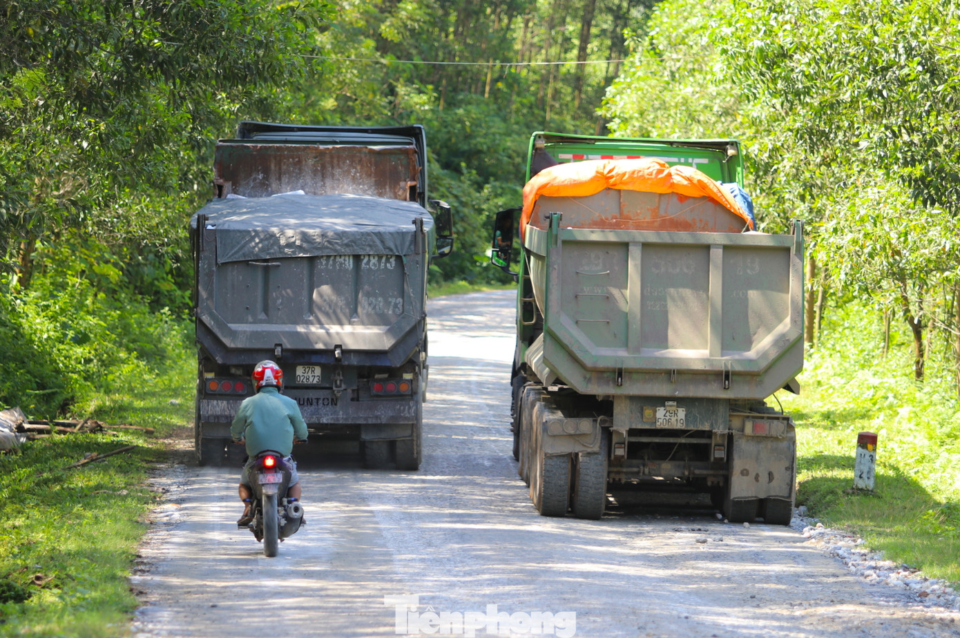 Nhiều chiếc xe tuy chở nặng, đi trên đường xấu nhưng vẫn cố rượt đuổi, vượt nhau, chiếm trọn cả lòng đường.
