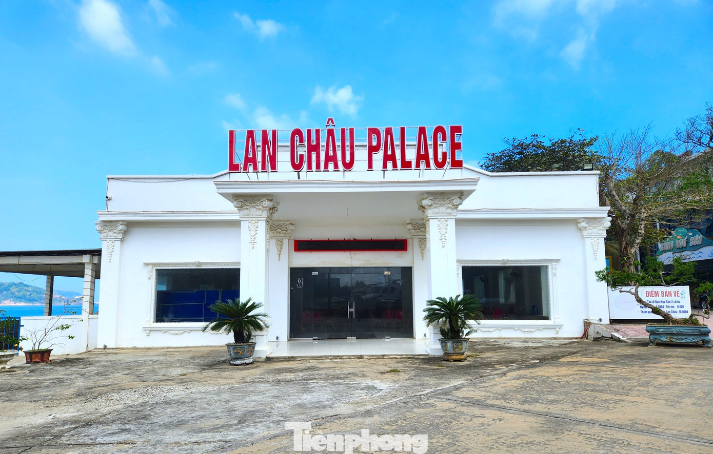 Nhà hàng dưới chân đảo Lan Châu cao 1 tầng rộng 843,6m2 được xác định là 1 trong 2 vi phạm lớn xảy ra tại dự án này khi không nằm trong quy hoạch được phê duyệt. Nhà hàng dưới chân đảo Lan Châu cao 1 tầng rộng 843,6m2 được xác định là 1 trong 2 vi phạm lớn xảy ra tại dự án này khi không nằm trong quy hoạch được phê duyệt.