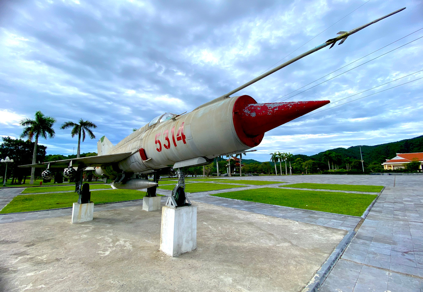 Ở Quảng trường Khu Di tích lịch sử Truông Bồn còn được trưng bày những chiếc xe, máy bay chiến đấu để du khách tham quan, chiêm ngưỡng. Ở Quảng trường Khu Di tích lịch sử Truông Bồn còn được trưng bày những chiếc xe, máy bay chiến đấu để du khách tham quan, chiêm ngưỡng.