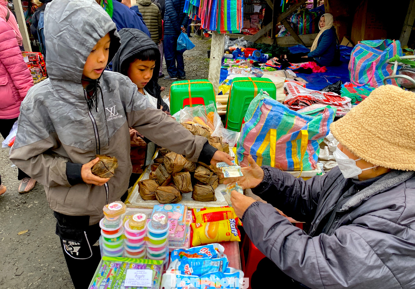 Nhiều em nhỏ được bố mẹ cho tiền đến chợ mua những tấm quà, gói bánh nhỏ... Nhiều em nhỏ được bố mẹ cho tiền đến chợ mua những tấm quà, gói bánh nhỏ...