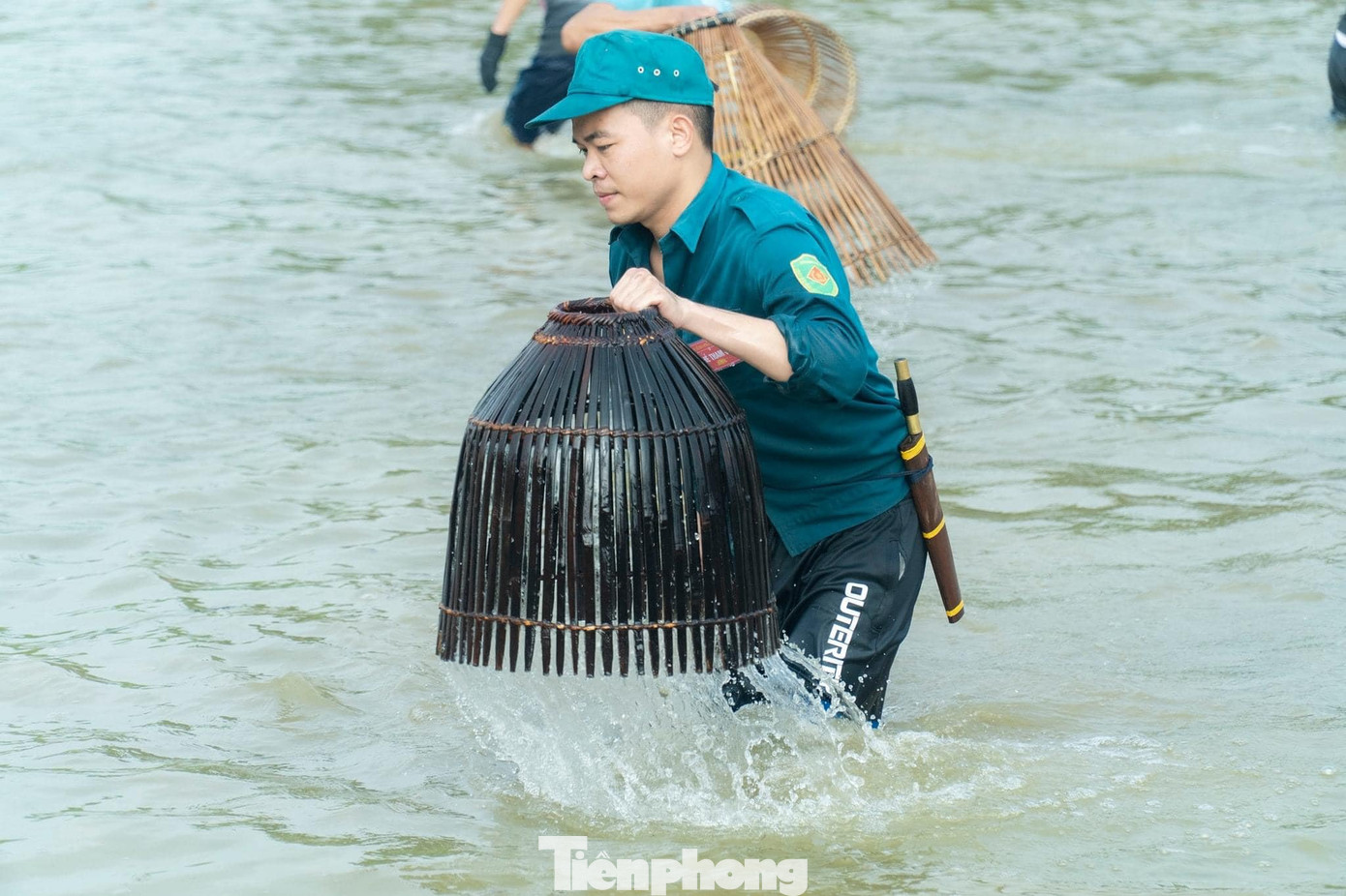 Các nơm thủ liên tục nơm xuống hồ với mong muốn bắt được con cá lớn đầu tiên để nhận giải thưởng.