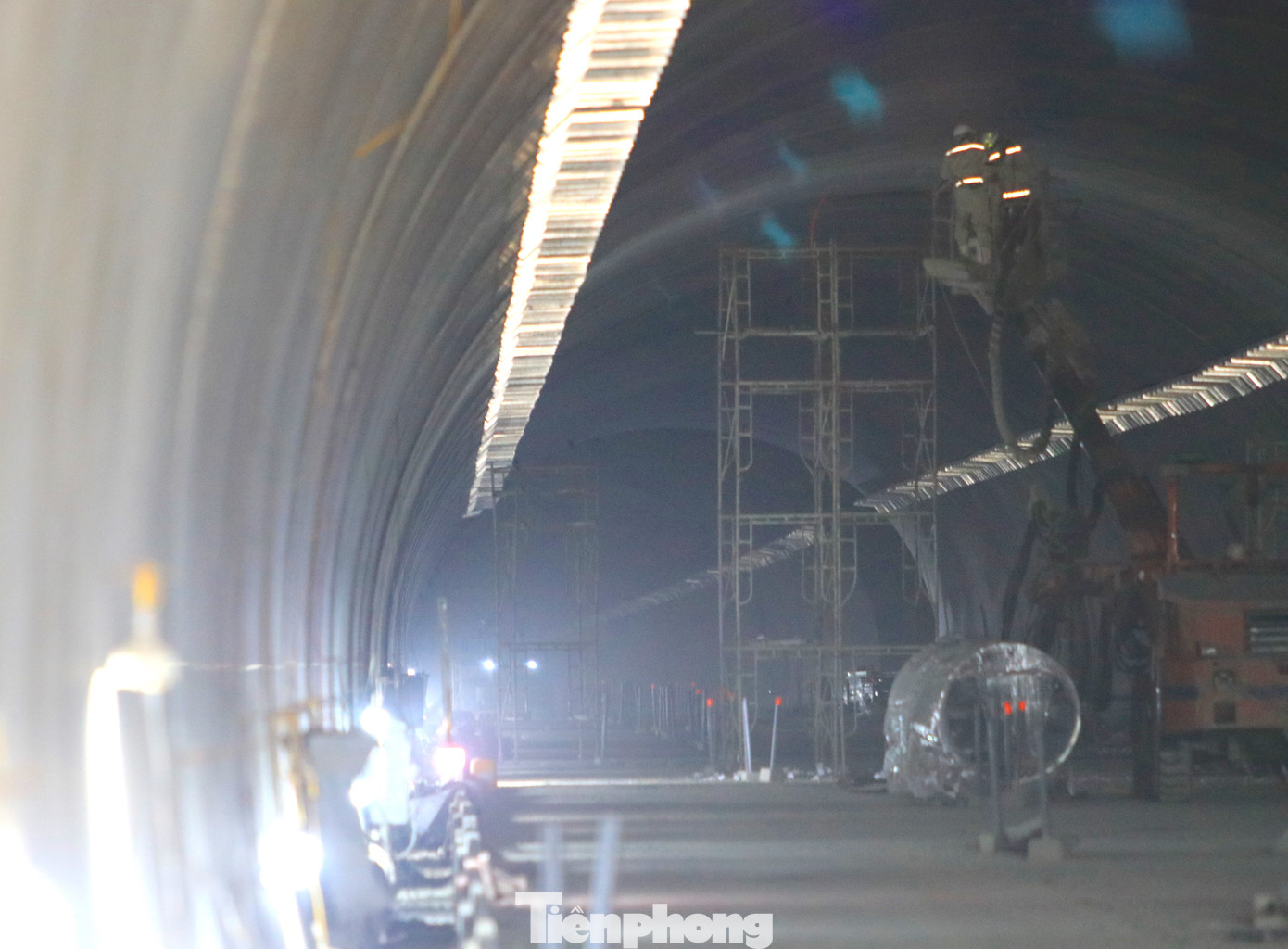 Trong vài ngày tới, công ty sẽ hoàn thiện việc thi công vỏ hầm. Theo đơn vị thi công, đến khoảng ngày 20/4 sẽ xong mặt đường hầm. Song song với đó, các hệ thống trong hầm, phòng cháy chữa cháy được lắp đặt hoàn thiện. Phấn đấu theo tinh thần chỉ đạo của Thủ tướng sẽ hoàn thành trước 30/4 để thông tuyến về đến nút giao quốc lộ 46. Trong vài ngày tới, công ty sẽ hoàn thiện việc thi công vỏ hầm. Theo đơn vị thi công, đến khoảng ngày 20/4 sẽ xong mặt đường hầm. Song song với đó, các hệ thống trong hầm, phòng cháy chữa cháy được lắp đặt hoàn thiện. Phấn đấu theo tinh thần chỉ đạo của Thủ tướng sẽ hoàn thành trước 30/4 để thông tuyến về đến nút giao quốc lộ 46.