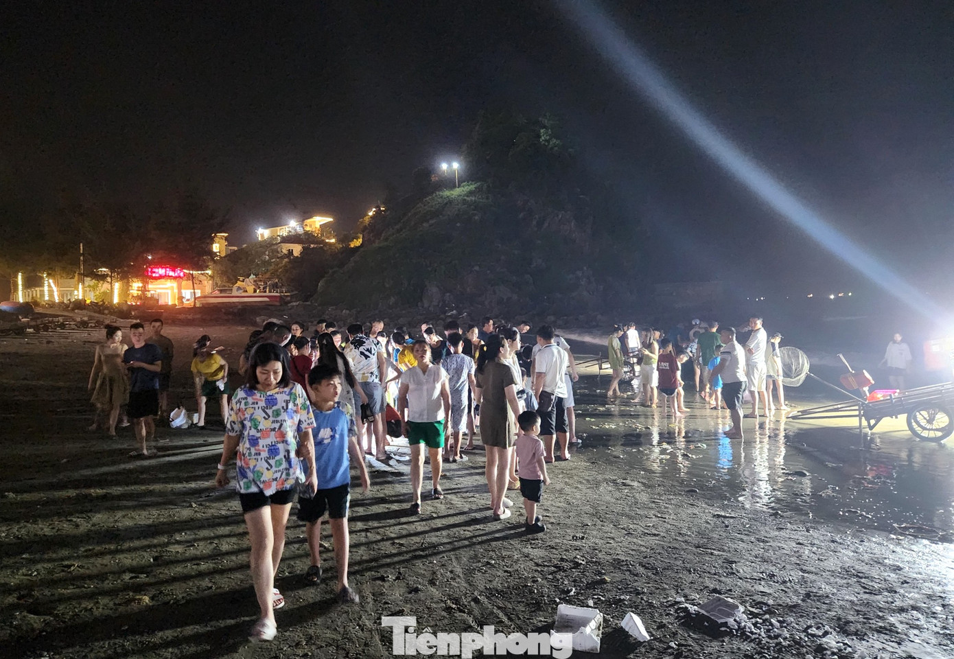 Có nhiều khi thuyền ngư dân vừa cập bến đã được du khách đón tận bờ để hỏi mua tại chỗ mà không cần phải mang lên chợ gần đó để bán.