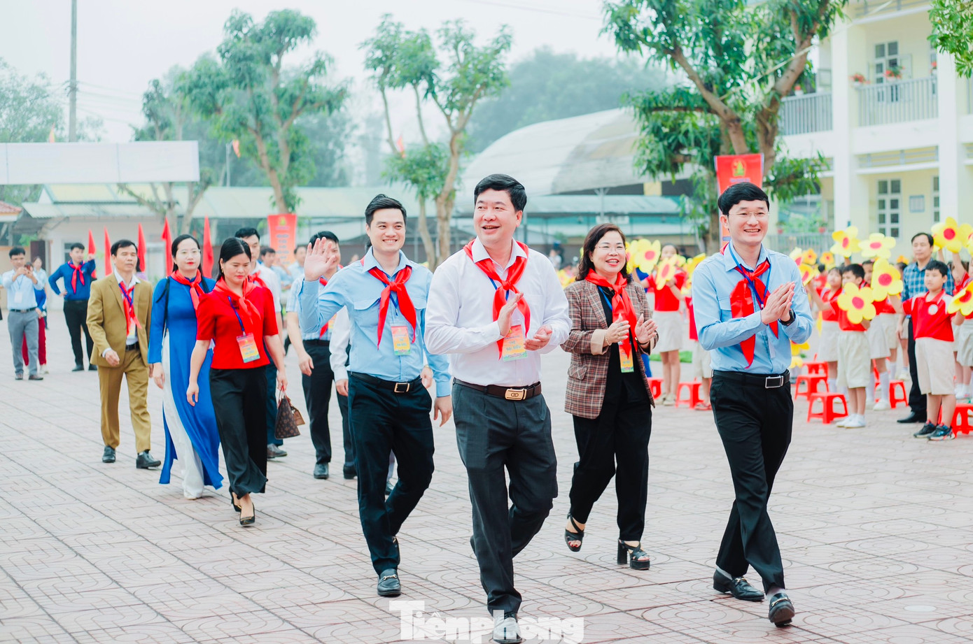 Các đại biểu đến tham dự chương trình. Các đại biểu đến tham dự chương trình.