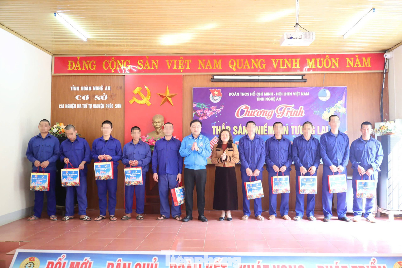 Trao những suất quà ý nghĩa cho các học viên tại cơ sở. Trao những suất quà ý nghĩa cho các học viên tại cơ sở.