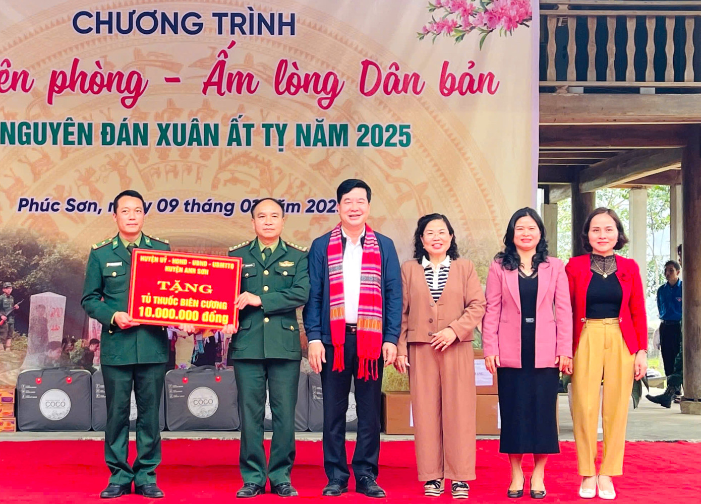 Ban Thường vụ Huyện Đoàn Anh Sơn đã phối hợp với UBMTTQ Việt Nam huyện Anh Sơn và Đồn Biên phòng Phúc Sơn tổ chức chương trình Xuân Biên phòng - Ấm lòng dân bản tại Bản Vều 1, xã Phúc Sơn (huyện Anh Sơn, Nghệ An).