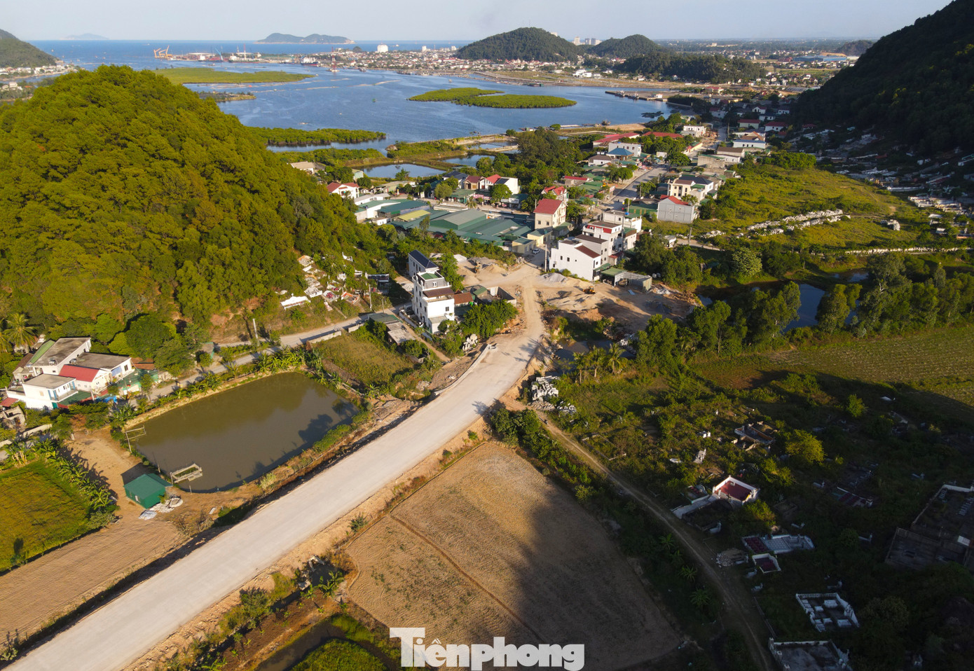 Lãnh đạo Sở GTVT Nghệ An cho biết, nguyên nhân do công tác xác nhận nguồn gốc đất gặp khó khăn. Việc chuyển đổi mục đích sử dụng đất, sử dụng rừng mất rất nhiều thời gian. Bên cạnh đó, một số hộ dân yêu cầu bồi thường, hỗ trợ vượt chính sách quy định khiến việc giải phóng mặt bằng gặp khó. Lãnh đạo Sở GTVT Nghệ An cho biết, nguyên nhân do công tác xác nhận nguồn gốc đất gặp khó khăn. Việc chuyển đổi mục đích sử dụng đất, sử dụng rừng mất rất nhiều thời gian. Bên cạnh đó, một số hộ dân yêu cầu bồi thường, hỗ trợ vượt chính sách quy định khiến việc giải phóng mặt bằng gặp khó.