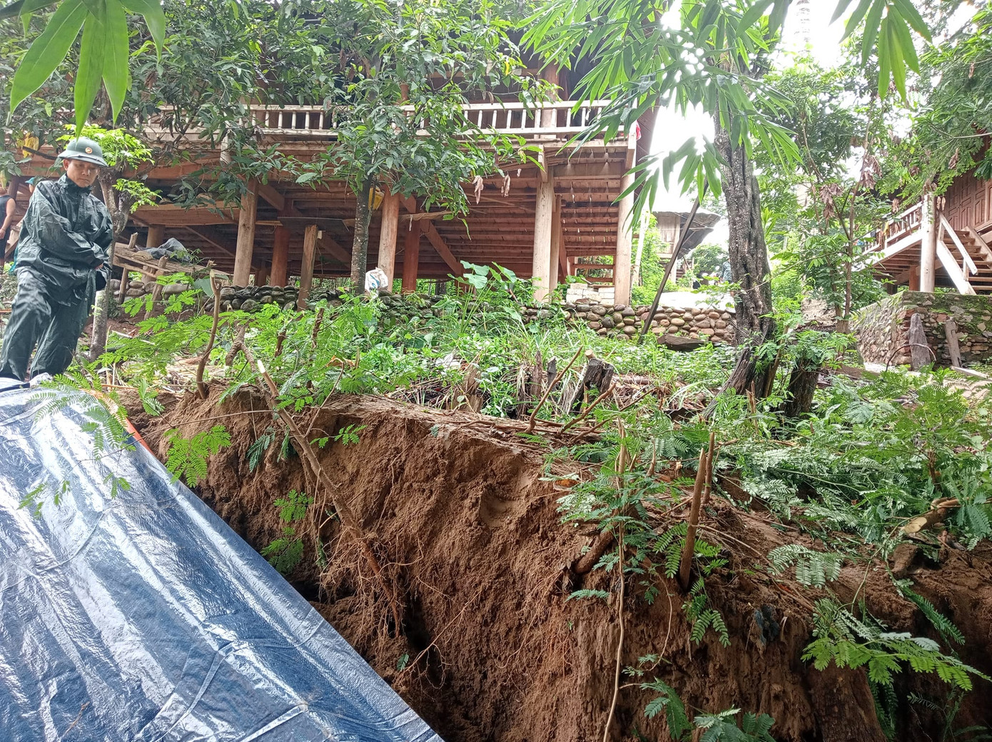 Bờ sông Nậm Mộ qua bản Yên Hòa (xã Mỹ Lý) bị sạt lở nghiêm trọng, đe dọa "nuốt" một ngôi nhà của người dân. Bờ sông Nậm Mộ qua bản Yên Hòa (xã Mỹ Lý) bị sạt lở nghiêm trọng, đe dọa "nuốt" một ngôi nhà của người dân.