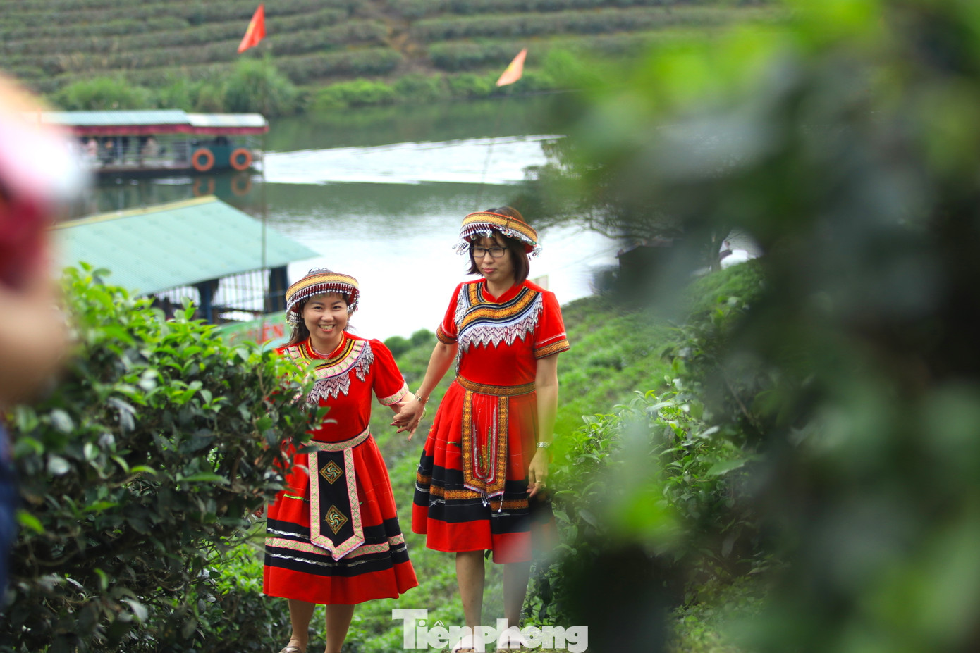 Nhiều cô gái tranh thủ đến đồi chè chụp hình với những bộ trang phục dân tộc đẹp lung linh.