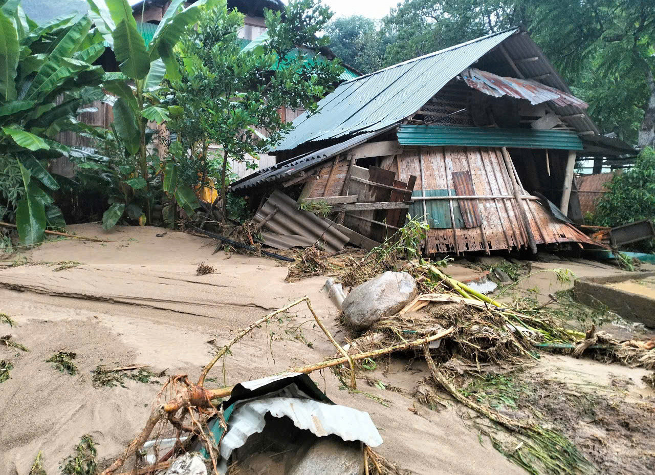 Thống kê ban đầu, xã Nhôn Mai có 11 nhà bị hư hỏng và cuốn trôi. Trong đó bản Thằm Thẩm có 3 nhà; bản Có Hạ có 4 nhà; bản Na Lật có 2 nhà. Ngoài ra, một số nhà bị ảnh hưởng do lũ quét. Tại xã Hữu Khuông có 3 nhà bị lũ cuốn trôi hoàn toàn, cụ thể, bản Tùng Hốc có 1 nhà và bản Huồi Pủng có 2 nhà.