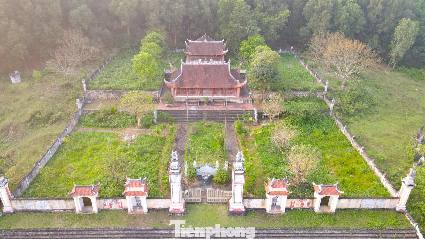 Một ngôi đền dưới chân núi Lam Thành đóng cổng không có người trông coi.