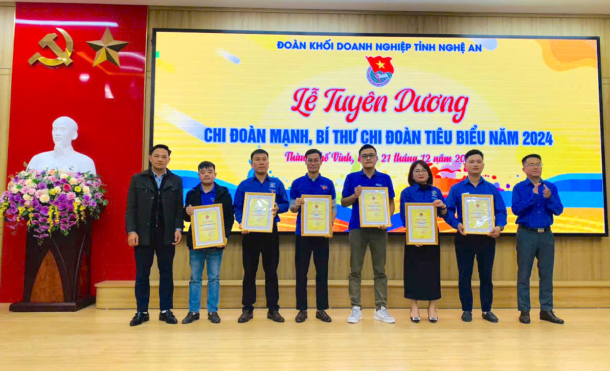 Khen thưởng các Chi đoàn mạnh.