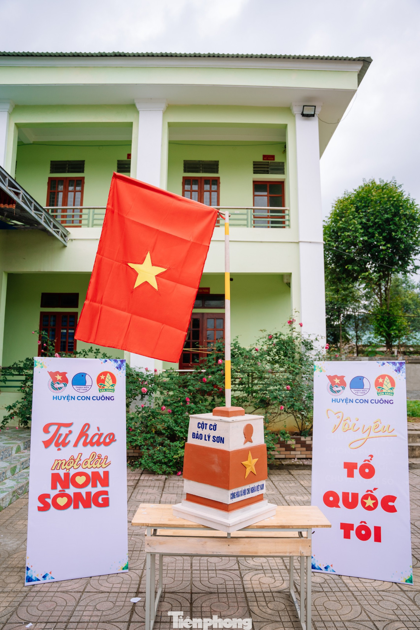 Các mô hình cột cờ, cột mốc chủ quyền Việt Nam được các em học sinh, đoàn viên tự tay thiết kế trưng bày tại chương trình.