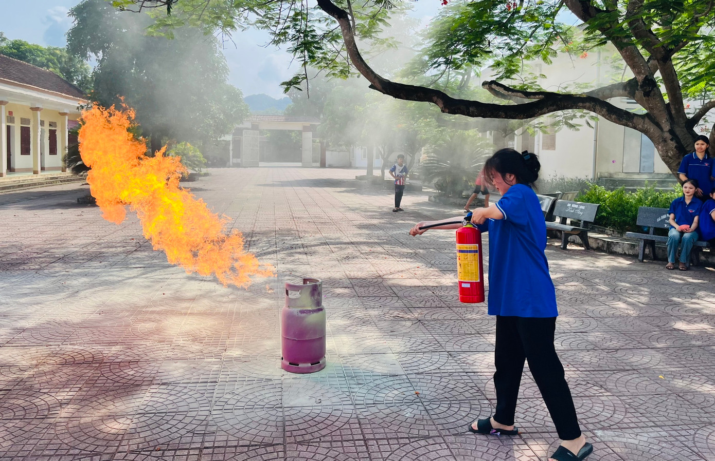 Các đoàn viên thanh niên, các em thanh thiếu nhi được hướng dẫn và tập huấn cách phòng cháy, chữa cháy và những kiến thức sơ cứu khi có người gặp nạn. Các đoàn viên thanh niên, các em thanh thiếu nhi được hướng dẫn và tập huấn cách phòng cháy, chữa cháy và những kiến thức sơ cứu khi có người gặp nạn.