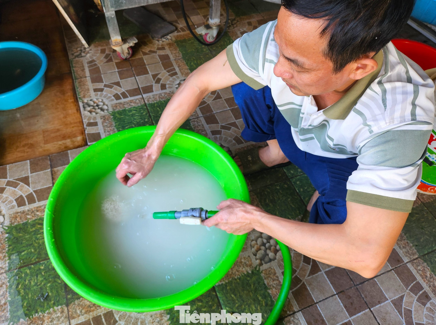 Bánh chưng Vĩnh Hòa có thương hiệu nổi tiếng bởi chất lượng, vị thơm ngon và độ dẻo không thể lẫn đi đâu được. Để làm nên được hương vị riêng là nhờ việc người dân tuyển chọn kỹ nguyên liệu từ lá gói cho đến nếp, đậu xanh, thịt… Trong đó, nếp để gói bánh là quan trọng nhất vì sẽ tạo nên độ dẻo cho bánh. Nếp được chọn phải là loại đặc biệt, hạt to tròn, trắng. Sau khi ngâm, người dân sẽ rửa sạch, kỹ để không bị lẫn tạp chất bẩn.