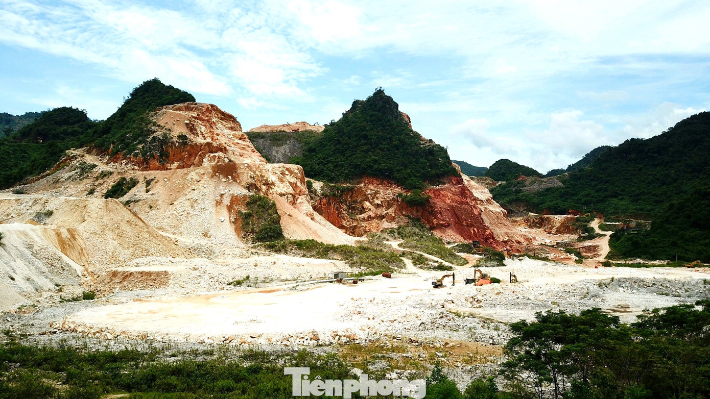 Xung quanh các khu mỏ, sau khi đào cắt núi lấy những phần đá đẹp đi bán, một lượng lớn đất đá thải được các chủ mỏ đổ bạt ngàn xuống dưới chân núi. Một số chủ mỏ đổ thải ra ngoài diện tích được cấp phép, ảnh hưởng đến rừng tự nhiên và cuộc sống môi trường xung quanh.