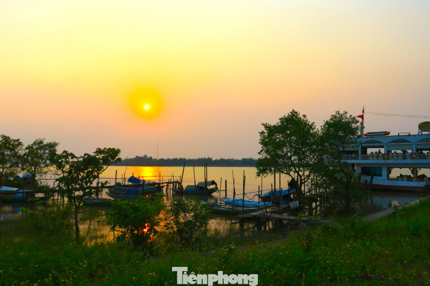 Bến Giang Đình được xem là một trong “bát cảnh” danh thắng nổi tiếng của huyện Nghi Xuân (Hà Tĩnh) - quê hương của Đại thi hào Nguyễn Du. Mỗi lúc bình minh lên hay hoàng hôn xuống, ánh mặt trời soi bóng xuống dòng sông Lam khiến bến thuyền trở nên thơ mộng hữu tình.