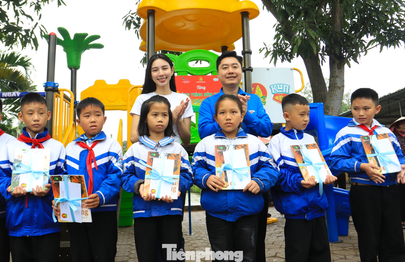 Dịp này, đoàn công tác đã trao tặng 20 suất học bổng cho 20 em học sinh vượt qua hoàn cảnh khó khăn, vươn lên trong học tập tại trường.