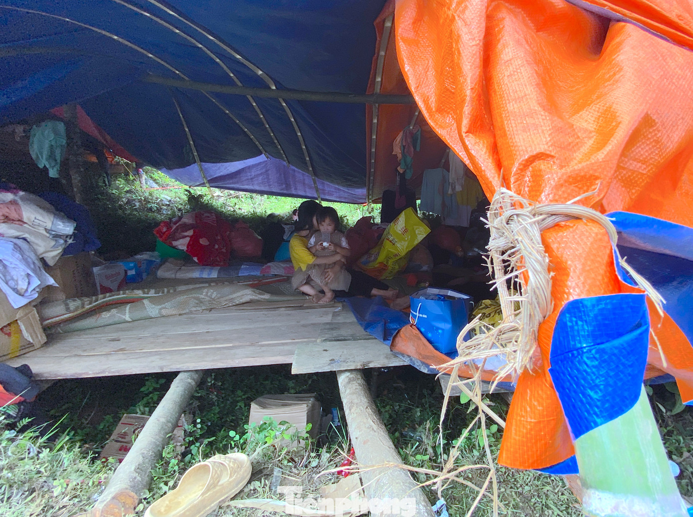 Dãy lán dựng từ tre, trúc phủ bạt, buộc tạm bằng sợi dây mỏng manh là nơi trú ngụ trong những ngày hiểm nguy của người dân xóm Lũng Luông.