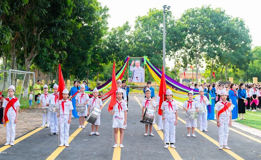 Các em thiếu nhi rước ảnh Bác Hồ trong Ngày hội thiếu nhi.