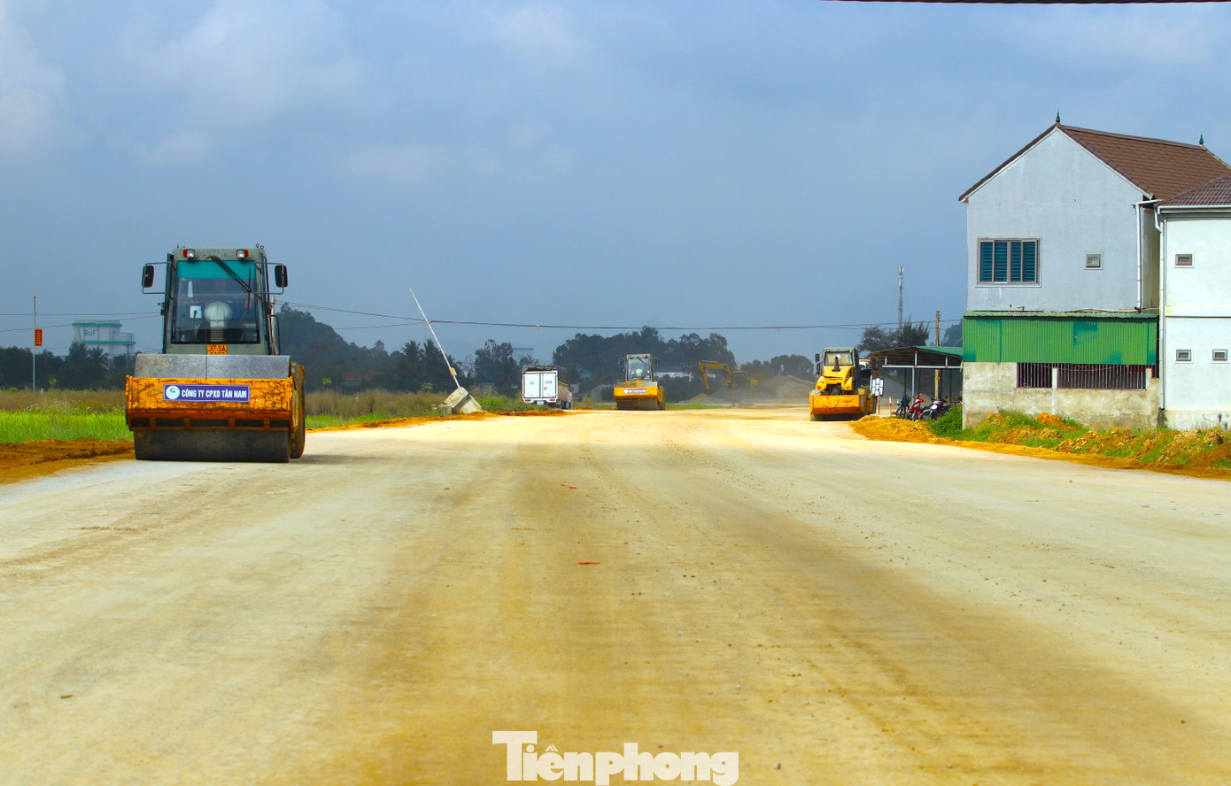 Các đơn vị thi công đẩy nhanh tiến độ để phấn đầu đưa tuyến đường này vào hoạt động trong năm 2024.