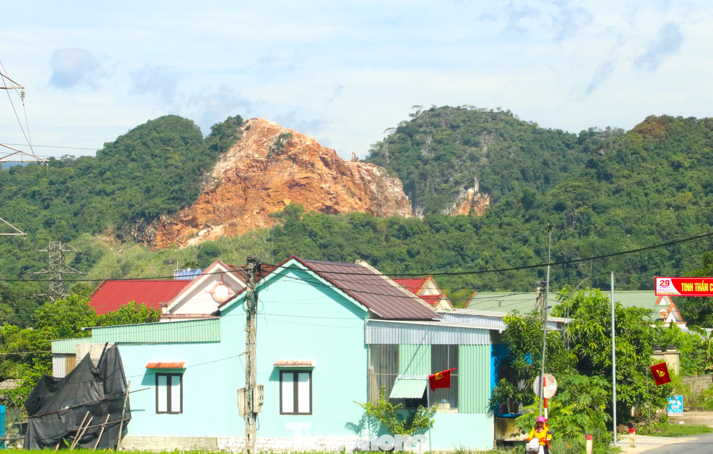 Đứng ở dưới nhà dân cũng có thể dễ dàng nhìn thấy những ngọn núi đang bị đào khoét nham nhở.