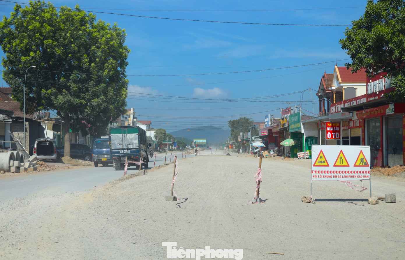 Lãnh đạo huyện Diễn Châu cho biết, ngoài việc vướng mắc giải phóng mặt bằng thì đơn vị thi công chậm khiến cuộc sống người dân hai bên đường và phương tiện giao thông bị ảnh hưởng lớn.