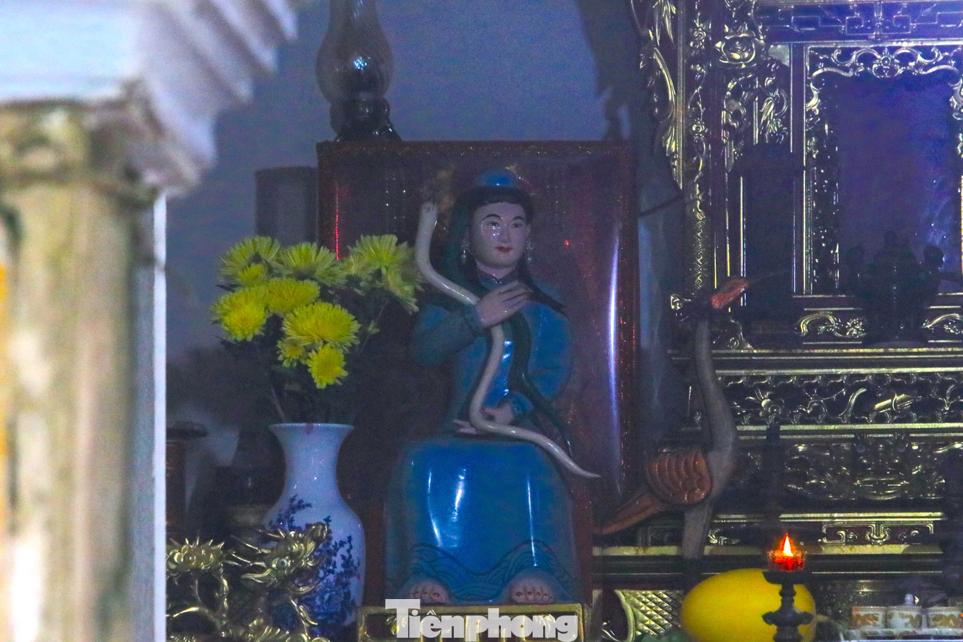 Bức tượng người mẹ ôm 2 con rắn được đặt trang nghiêm trên bàn thờ trong đền.