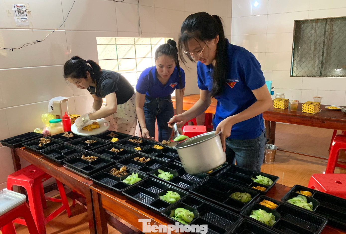 Tại huyện Diễn Châu (Nghệ An), lực lượng đoàn viên thanh niên cũng đã triển khai nấu những bữa cơm, tiếp sức lực lượng thi công trên địa bàn với hy vọng sẽ đóng góp một phần công sức để dự án về đích đảm bảo thời gian tiến độ. Trong ảnh, các đoàn viên thanh niên nấu hàng chục suất cơm trưa để trao tặng đến các công nhân đang thi công cột điện 383 qua địa bàn xã Diễn Lợi (Diễn Châu, Nghệ An) vào trưa 8/6.