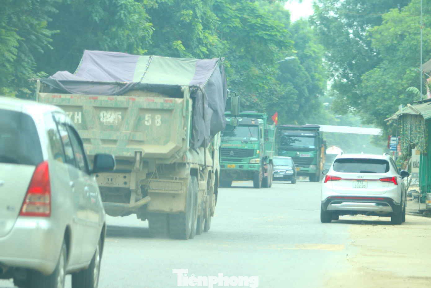 Xe tải, xe ben nối đuôi nhau chạy rầm rầm trên tuyến.