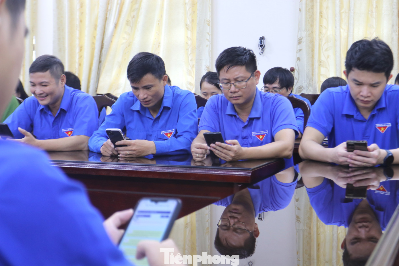 Các Bí thư Đoàn cơ sở chăm chú, nghiêm túc tham gia dự thi, trả lời các câu hỏi.