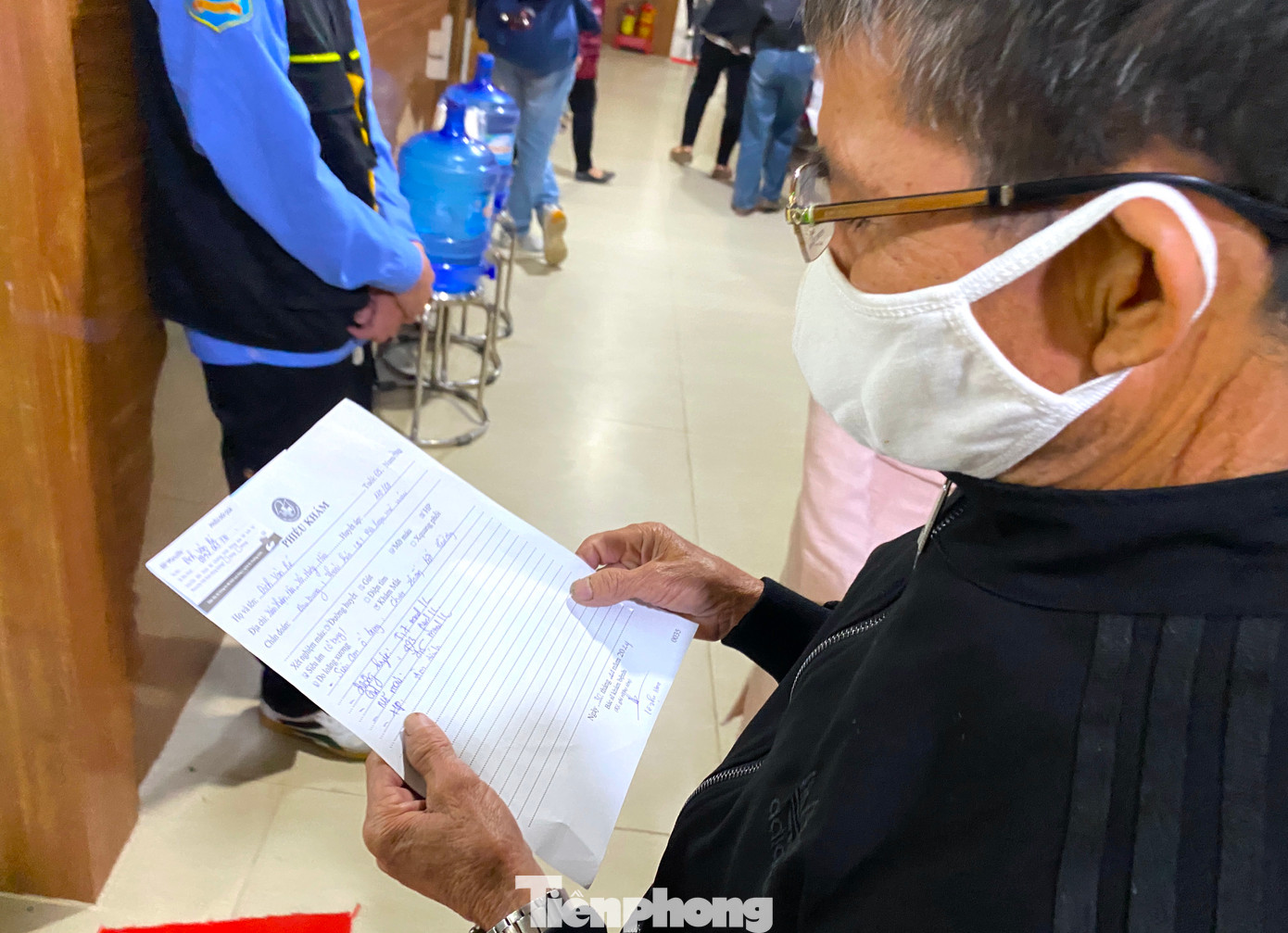 Người dân được phát các phiếu khám và ghi rõ từng hạng mục khám, triệu chứng để kịp thời tư vấn, chăm sóc và phát thuốc điều trị kịp thời.