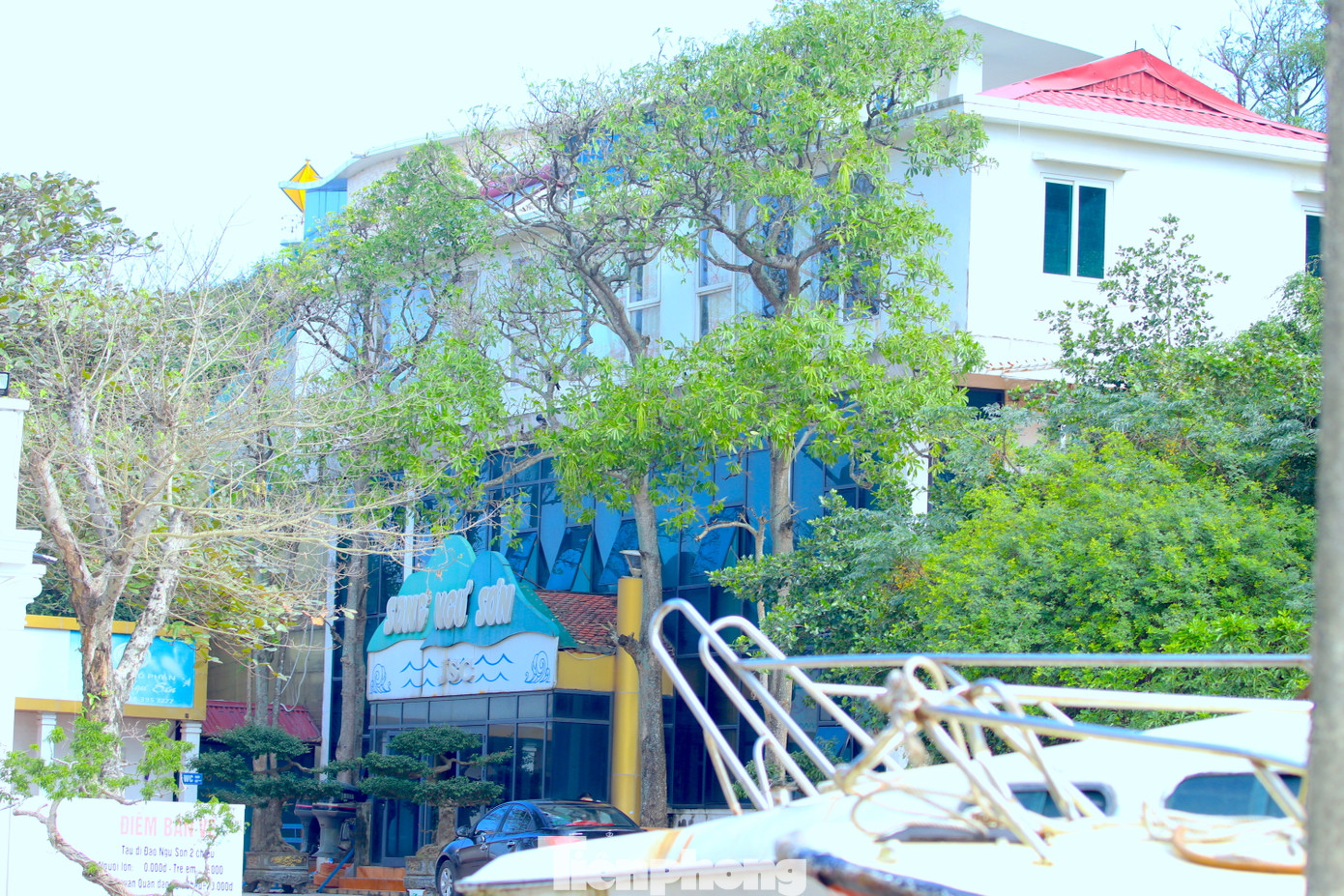 Dự án có hạng mục tòa nhà văn phòng cao 3 tầng nhưng chủ đầu tư chưa xây dựng. Thực tế hạng mục này đang sử dụng công trình cao 2 tầng của đơn vị cũ. Dự án có hạng mục tòa nhà văn phòng cao 3 tầng nhưng chủ đầu tư chưa xây dựng. Thực tế hạng mục này đang sử dụng công trình cao 2 tầng của đơn vị cũ.