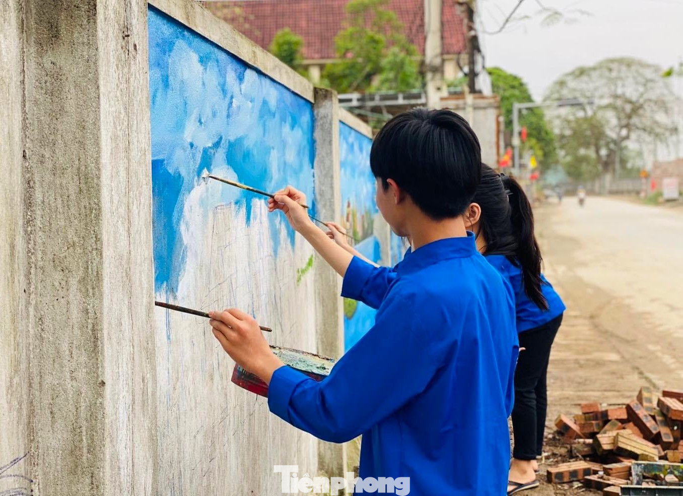 Anh Lê Văn Dũng - Phó Bí thư Huyện Đoàn Thanh Chương cho biết, gần 100 đoàn viên thanh niên được huy động để thực hiện công trình "Con đường bích họa". Chủ đề được chọn để vẽ lên những bức tường là các danh lam thắng cảnh, phong cảnh quê hương trên mọi miền Tổ quốc. Để các bức tranh đẹp và có hồn nhằm quảng bá danh lam thắng cảnh đất nước, đơn vị phải thuê thêm một số thợ chính để cùng đoàn viên thực hiện vẽ tranh.