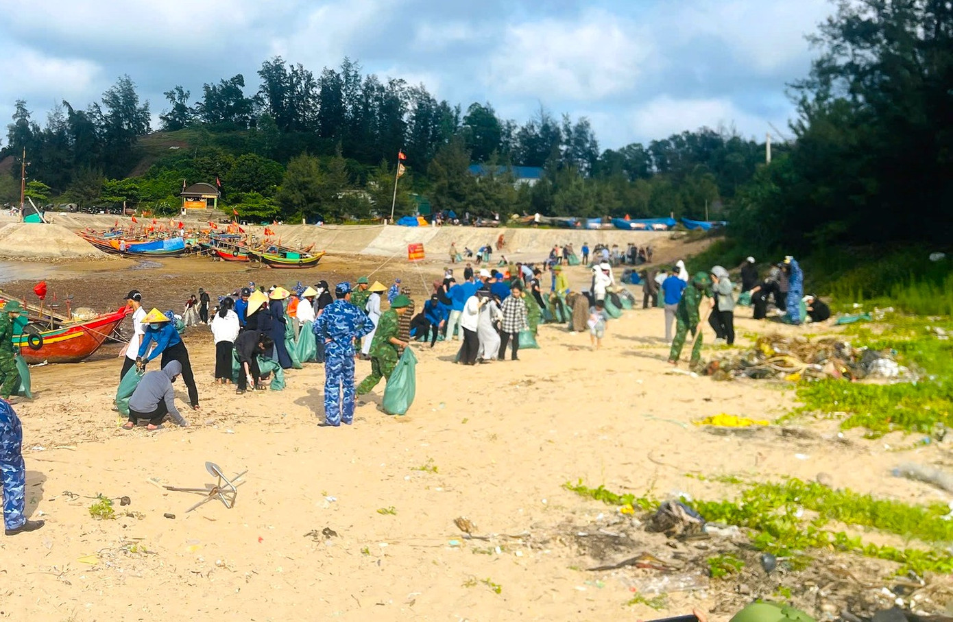 Các lực lượng tích cực dọn dẹp vệ sinh bờ biển. Các lực lượng tích cực dọn dẹp vệ sinh bờ biển.