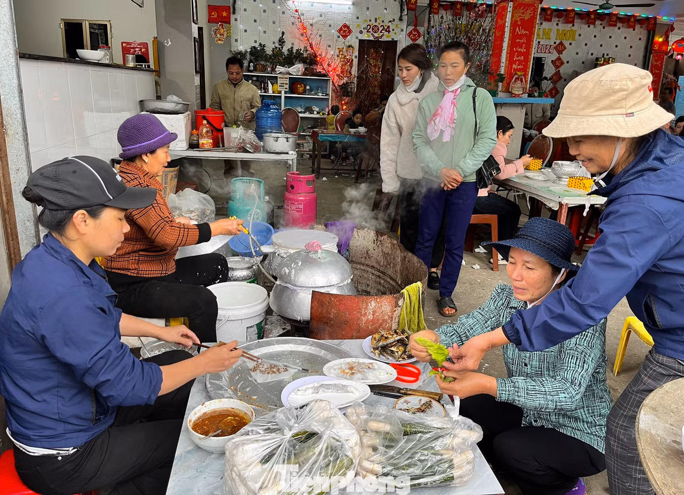 Bà Nguyễn Thị Xuân, một người có thâm niên bán bánh mướt nóng và cá trích nướng gần 10 năm ở Đền Cờn cho biết những ngày đầu năm mới luôn có đông khách về thăm đền và đến thưởng thức món ăn đặc biệt này. Trung bình mỗi ngày bà Xuân nướng từ 80-100kg cá trích để phục vụ du khách. “Nhiều bữa khách đến đông quá nướng không kịp phục vụ khách. Nhưng cũng chỉ tháng đầu năm và đợt lễ, cuối tuần thôi. Còn ngày thường thì ít lắm, bán được khoảng 15 kg cá mỗi ngày".